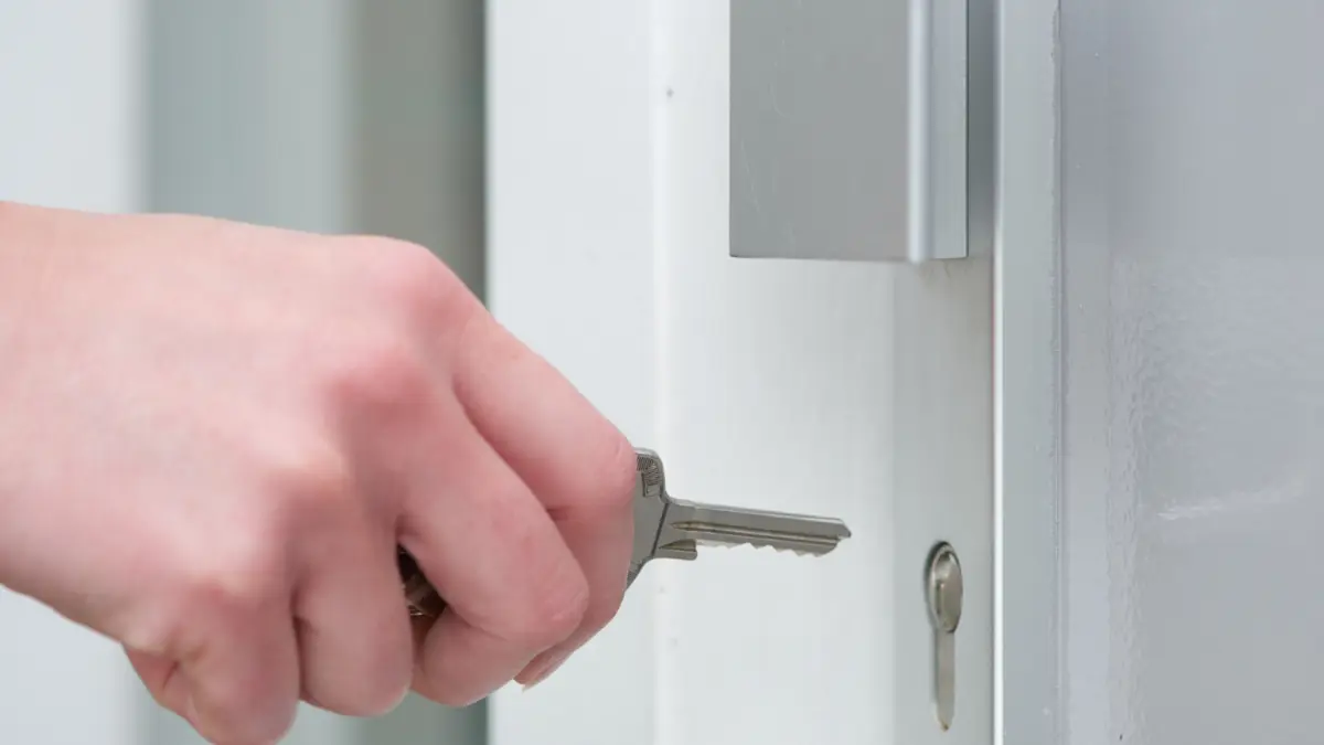 Nachrüstung einer Tür gegen Aufhebeln als Teil der Sicherheitsberatung
