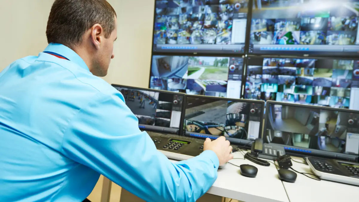 Leitstelle mit Monitorwand für die Auswertung der Drohnendetektion